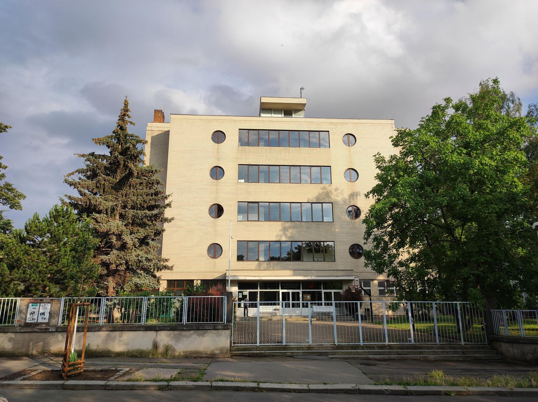 Gymnázium Praha 9, Špitálská